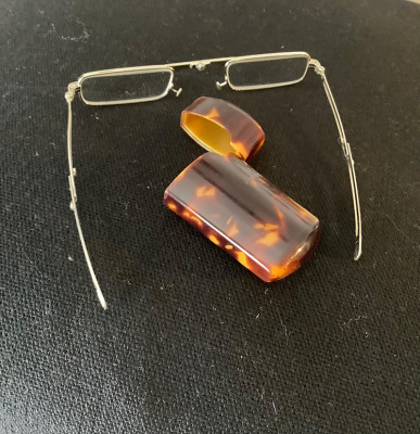 #63misc Vintage Folding Reading Glasses in Bakelite Case Purchase Options & Details